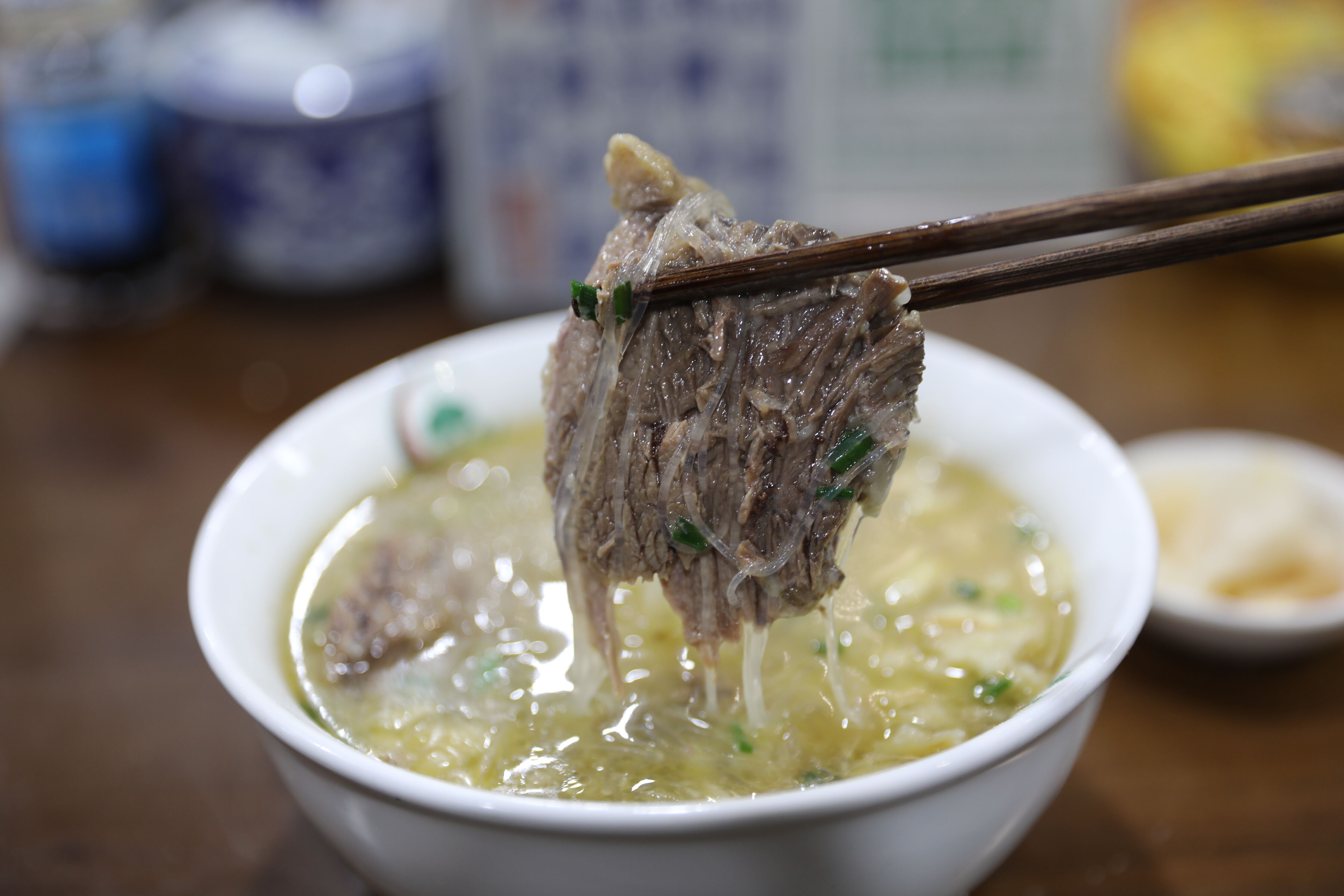 这碗泡馍汤宽肉厚名叫水围城,一碗20块肉有半指厚