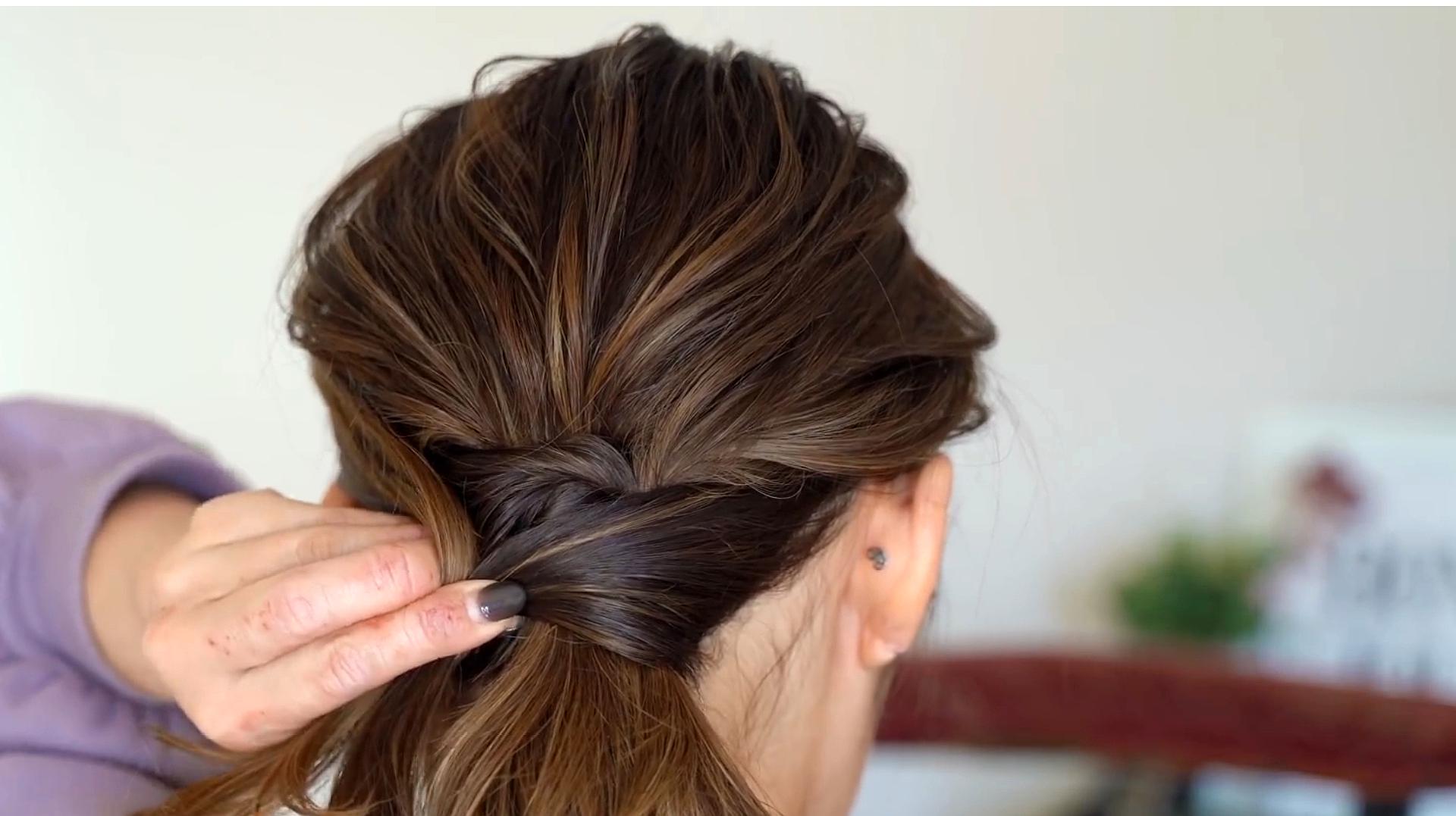 马尾会使人看起来有活力,干净清爽,一起看看怎么扎马尾好看吧.