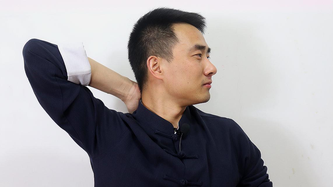 1调理颈椎方法:用手心盖在富贵包的位置,上身挺直,慢慢左右转头.