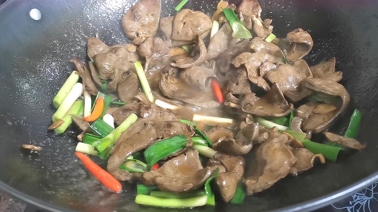 舌尖上的美味:10元一斤的牛肝,福建大叔简单爆炒一下,香脆好吃