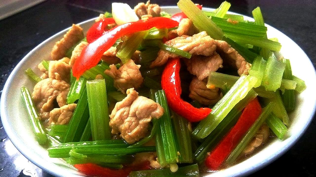 芹菜炒肉这样做,味道鲜美,肉片细嫩,芹菜鲜脆,做法简单详细