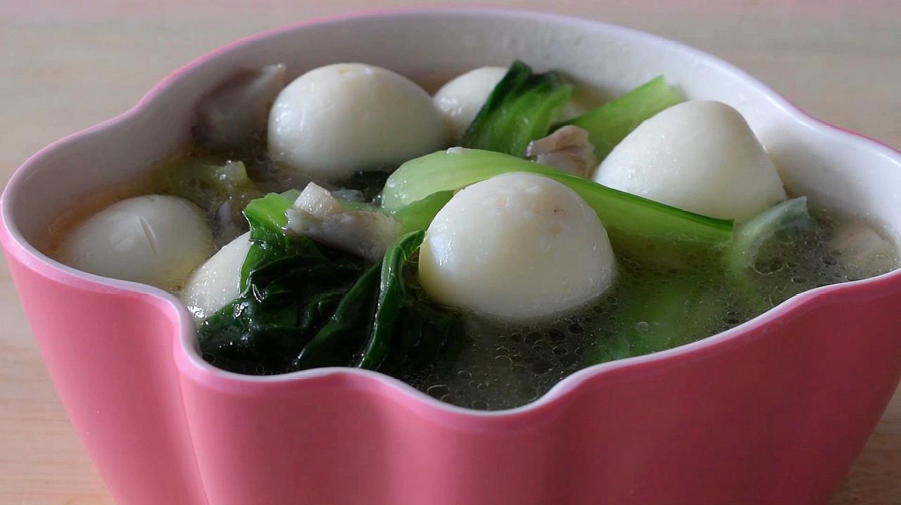 宝宝不爱喝汤怎么办?用鹌鹑蛋,青菜和蘑菇,轻松做出美味的汤