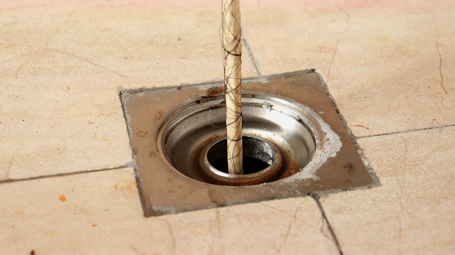 卫生间下水道里很多头发丝,一个简单方法,堵住的头发丝都除尽