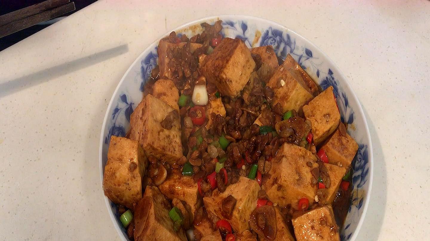 肉酱炖豆腐的家常做法,很好吃的一道菜,做法简单,老齐美食视频
