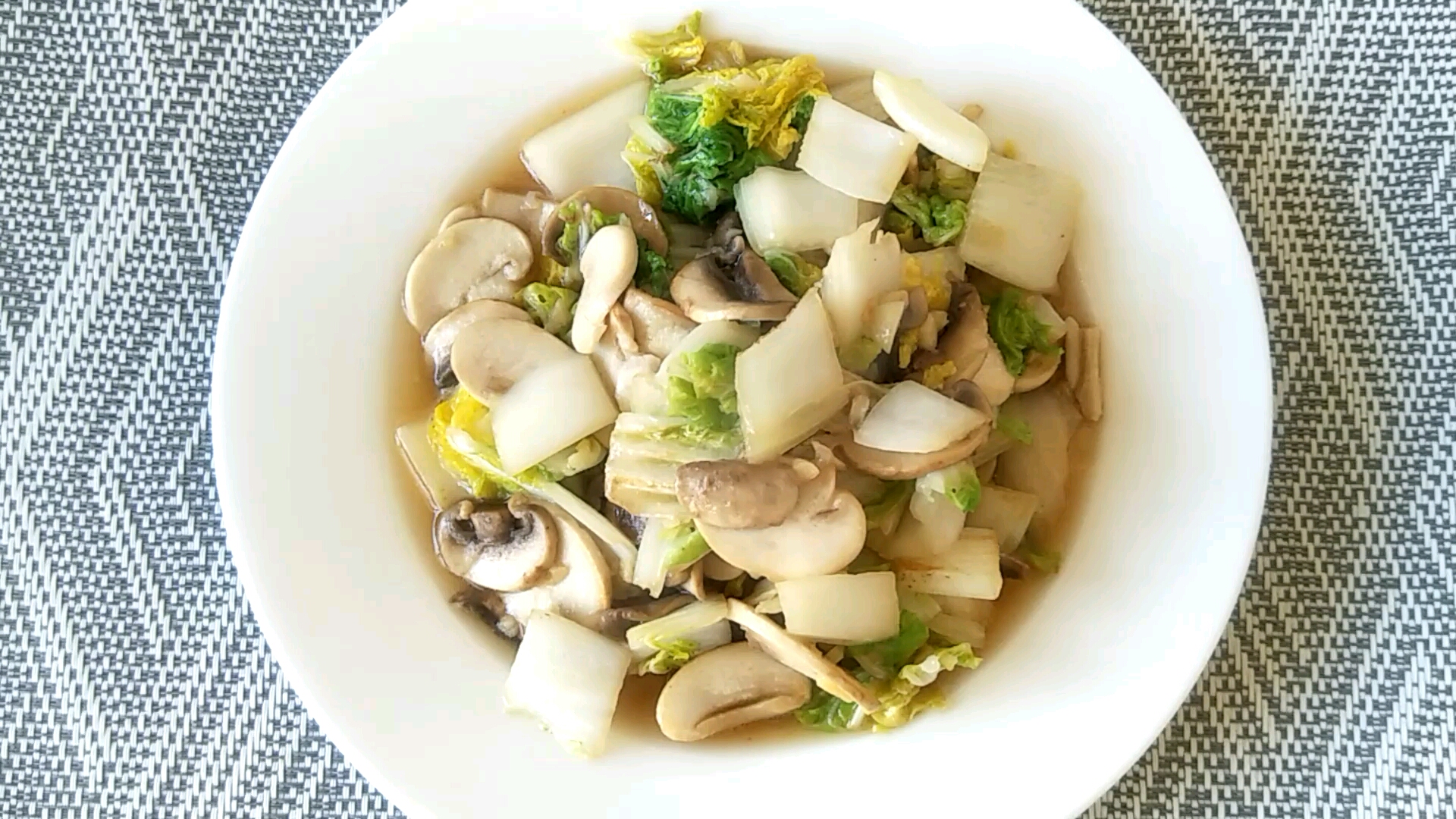 脆嫩爽口的素炒口蘑黄心菜,谁做都好吃!