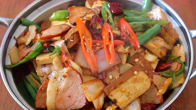 大厨教你干锅腊肉香干的家常做法,香辣爽口,越吃越入味