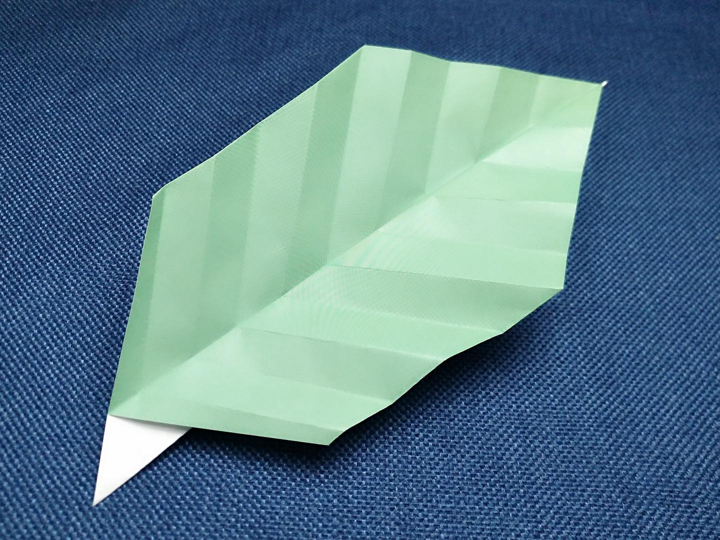 4折纸逼真树叶的制作方法  01:42  来源:百度经验-亲子手工之折纸树叶