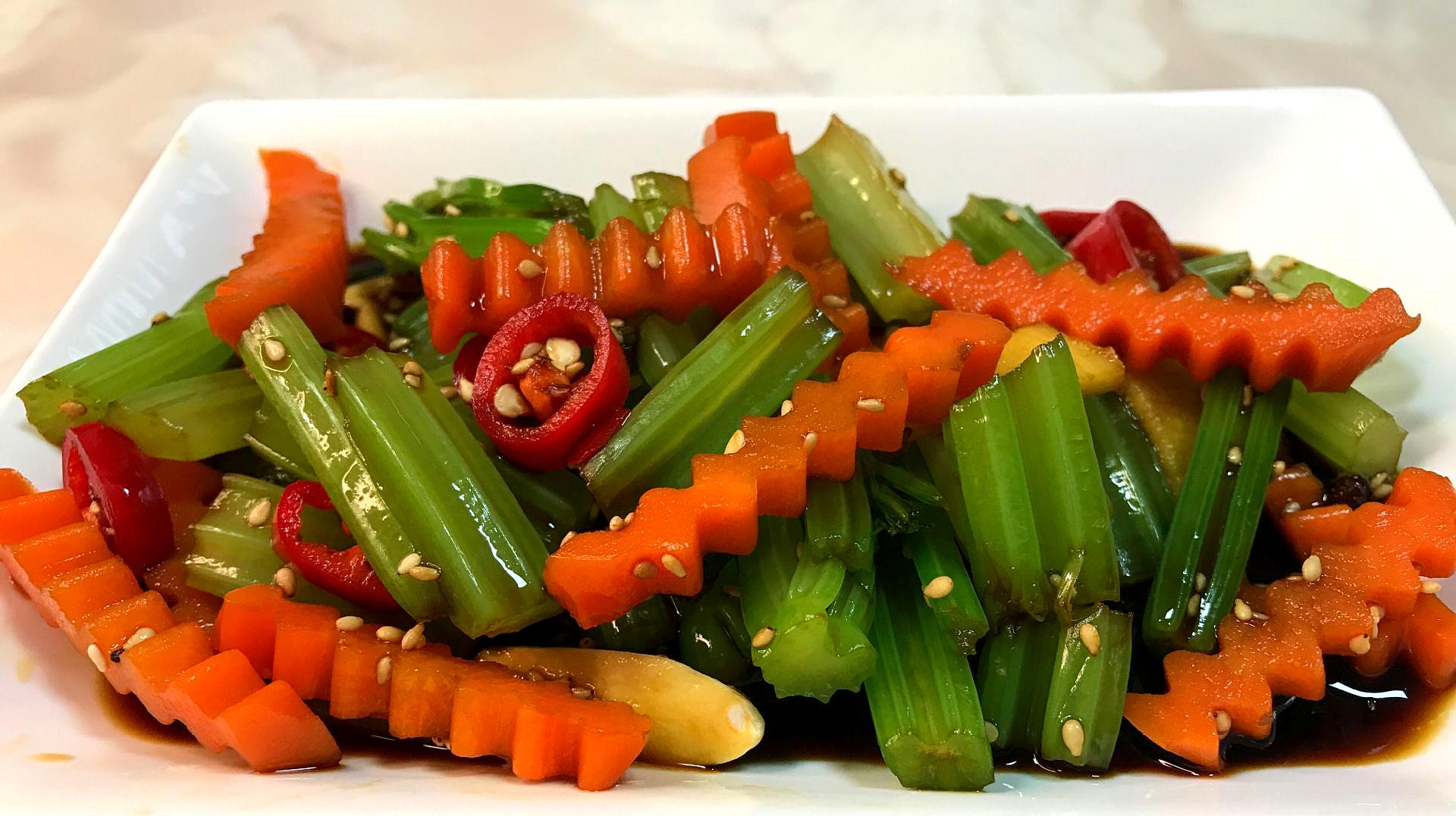 芹菜这样做才好吃,农村大妈教你新吃法,一次做5斤,开胃又解腻