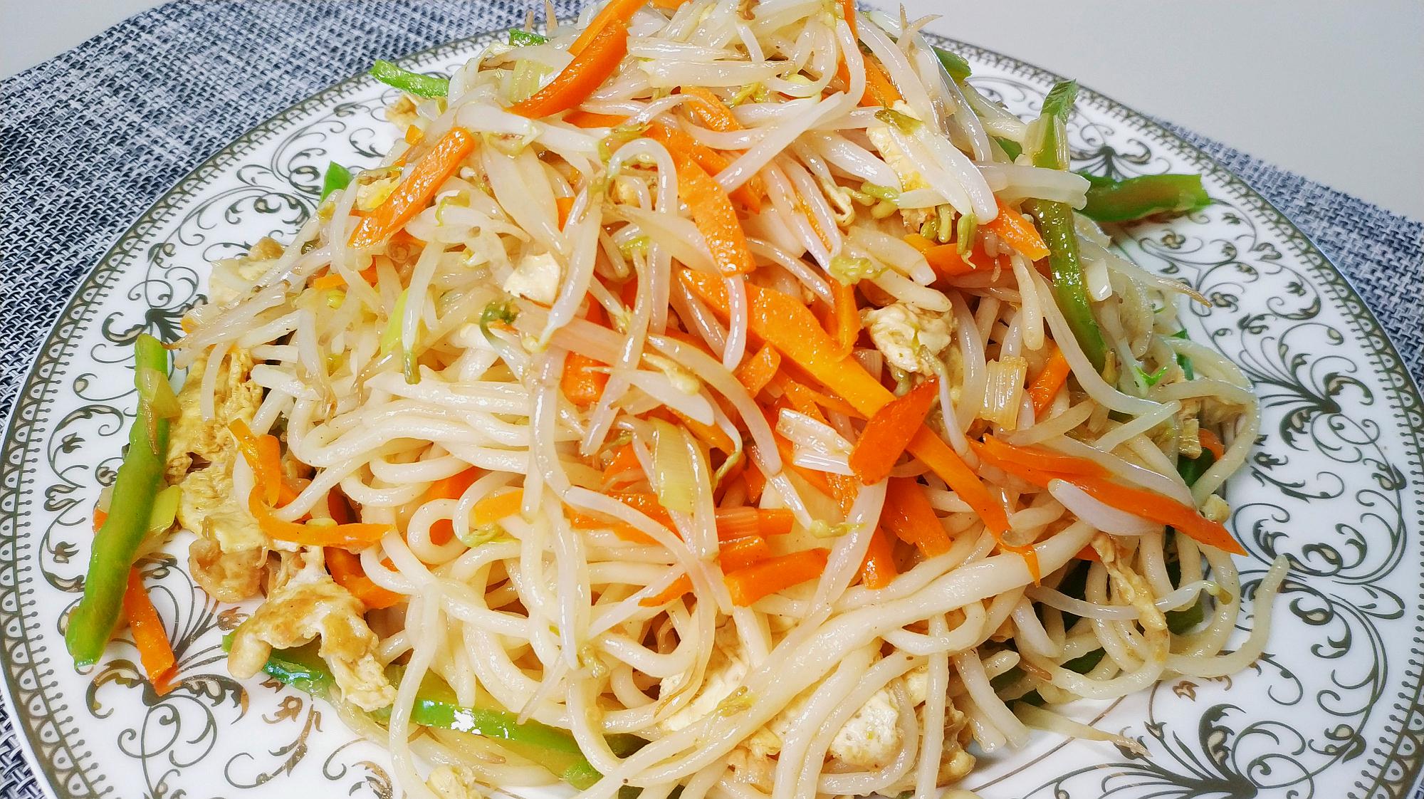 来源:好看视频-这样的炒面我愿意连续吃1个月,豆芽炒面 2家常豆芽炒面