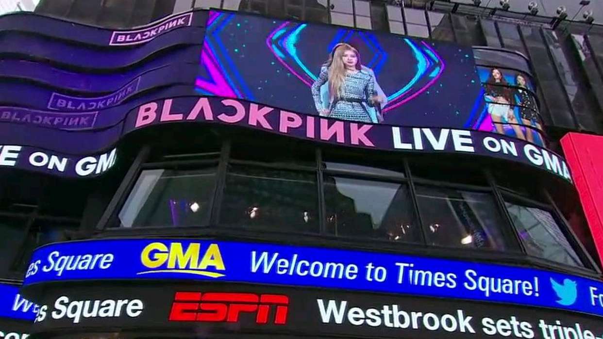 纽约时代广场直播BlackPink演唱会