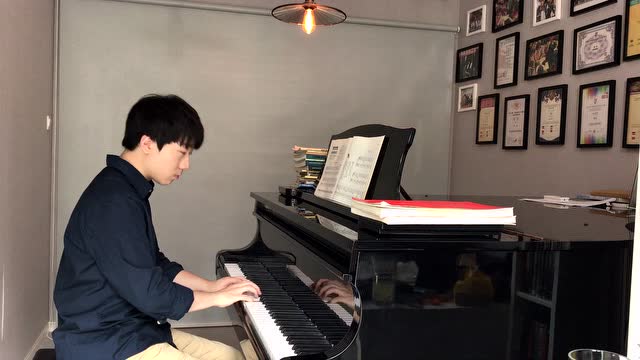 汤普森简易钢琴教程《军号响》