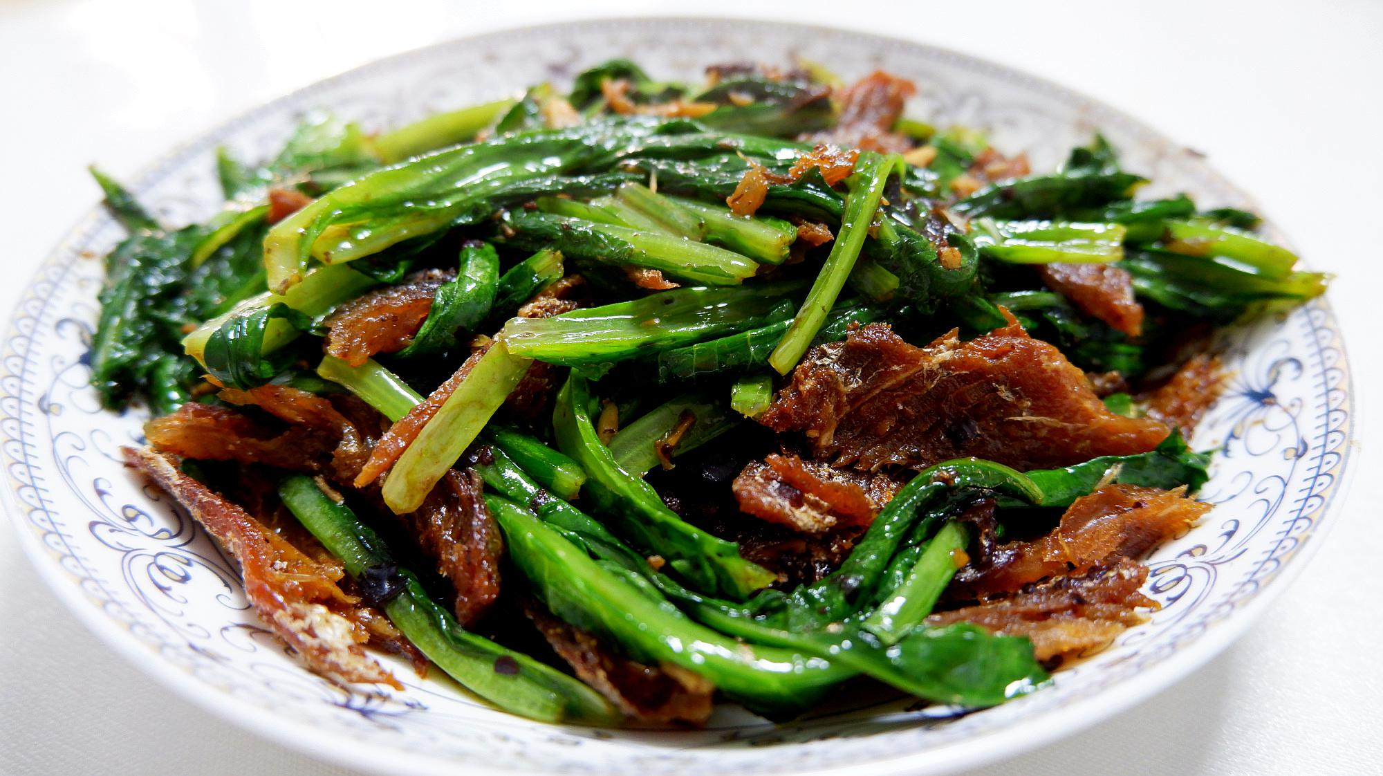 爱吃油麦菜的收藏了,鲮鱼罐头炒油麦菜,简单易做,咸香有营养!