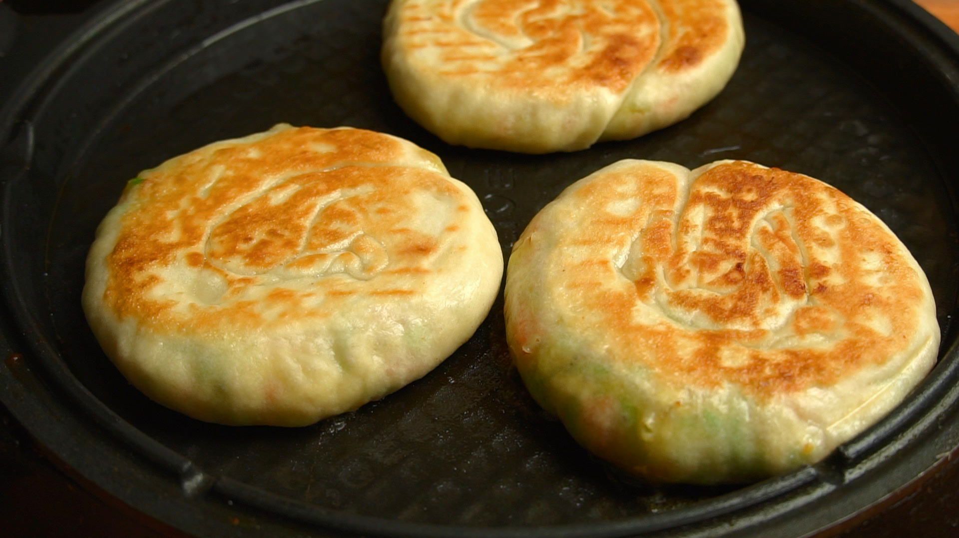 西葫芦馅饼新做法,不破皮不漏馅,层层美味,出锅比红烧肉还香!