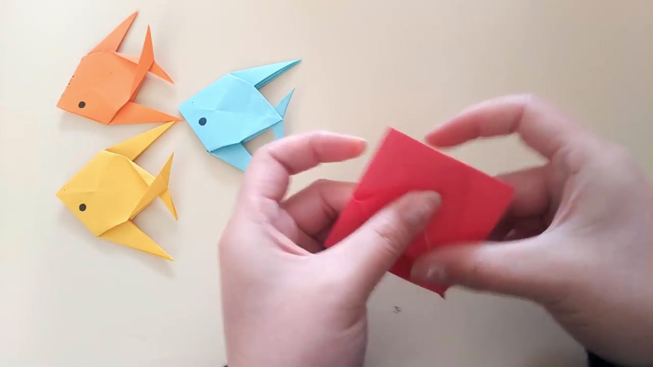怎样用卡纸轻松学做立体小鱼折纸?