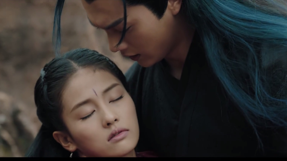 招摇:厉尘澜在红石林接住晕倒的招摇,犹如当年救下他的招摇一样