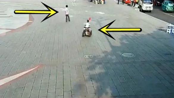3岁小男孩广场上骑车,看到大叔也不避让,监控拍下让人愤怒的画面
