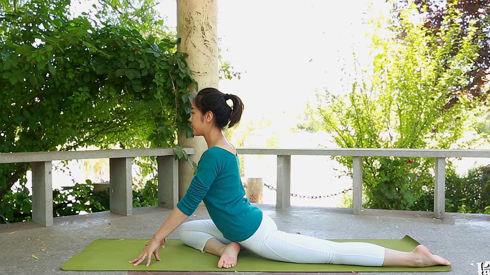 做起来最放松的"睡天鹅式"瑜伽,有效缓解大腿疼痛,强效瘦腿