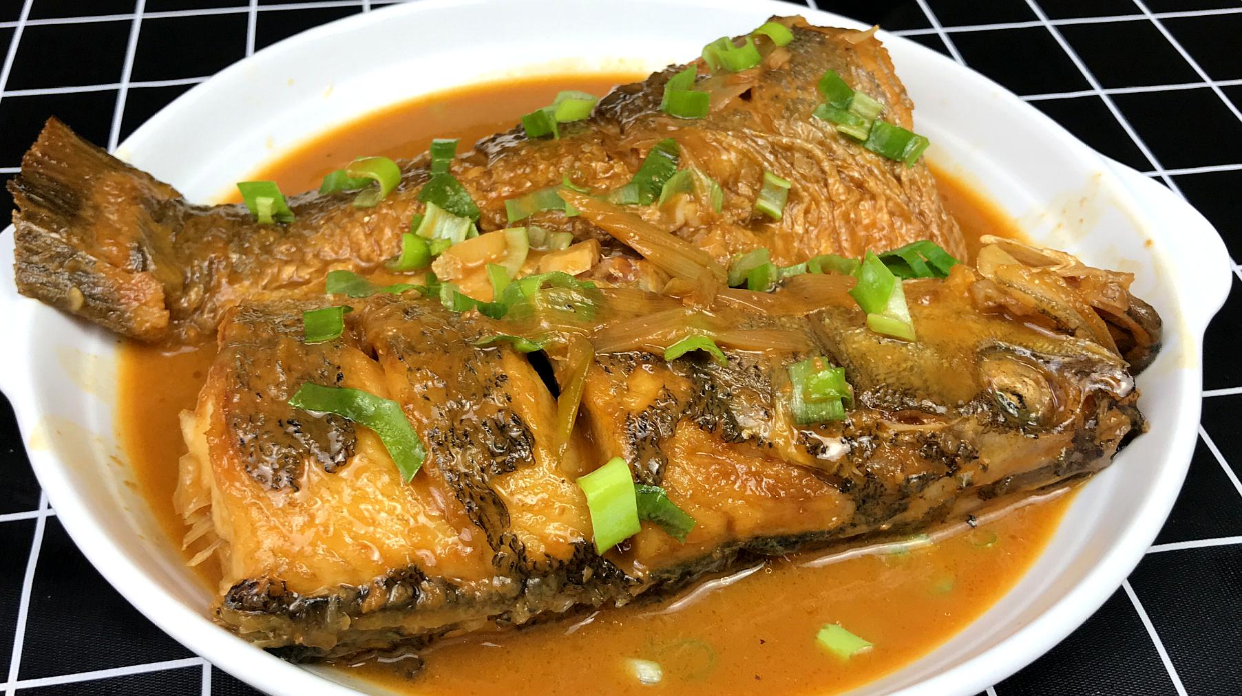 鲈鱼的东北吃法你见过吗?从不清蒸,这么做肉质滑嫩入味,超好吃