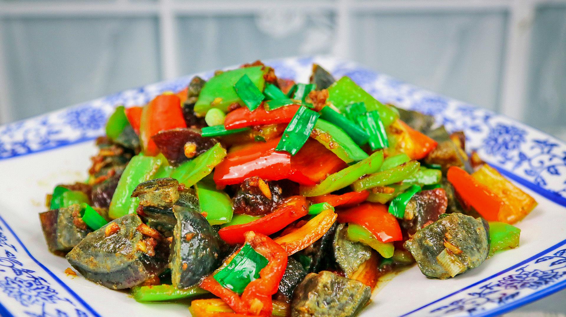 清脆爽口不变黑,小窍门一看就会 服务升级 2辣椒皮蛋炒肉末:皮蛋不用