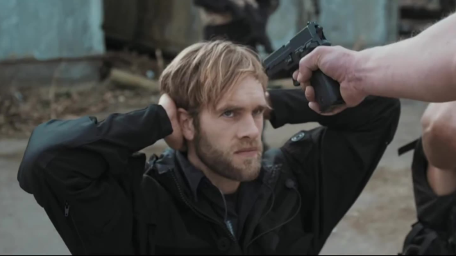 敌人开枪的一瞬间,男子直接抢夺敌人手枪,然后开始反杀敌人