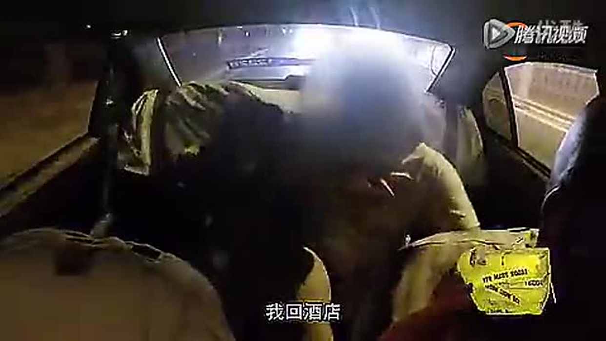 捡尸 偷拍国内酒吧真实捡尸，美女醉倒后被扛到酒店啪啪
