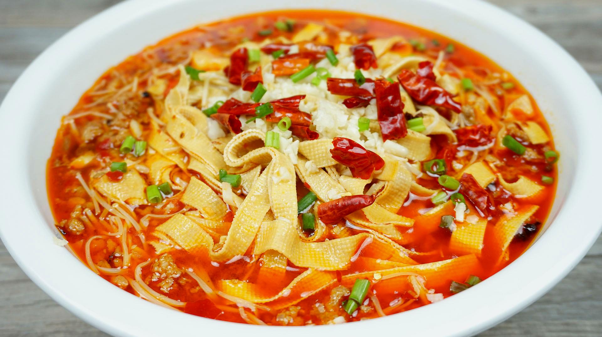 3张豆皮,一把金针菇,这样做鲜香麻辣,10分钟就能做好