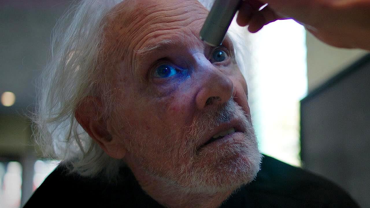 未来人见面要照射彼此眼睛,一旦照出某种东西,就当场报警