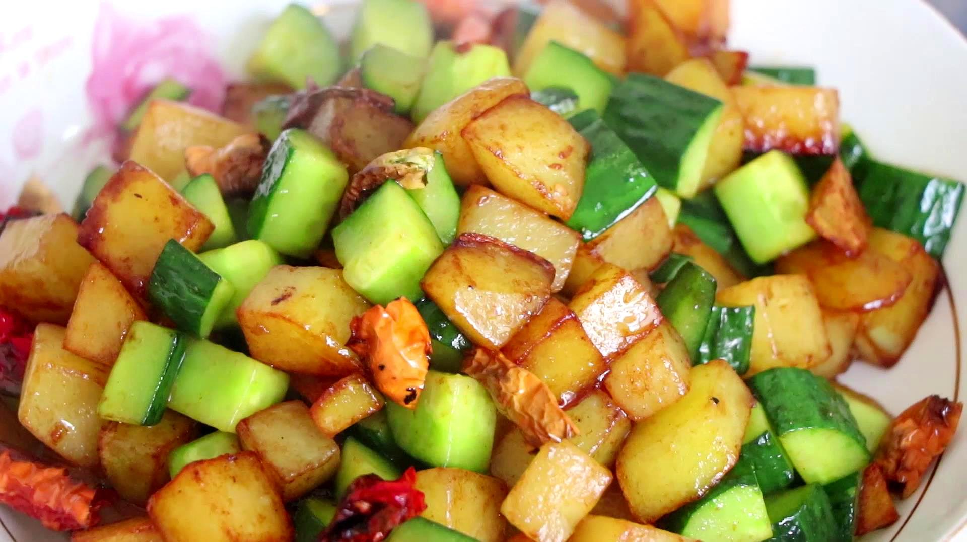 黄瓜和土豆一起做,原来这么好吃,天天吃都不腻,比吃肉都过瘾