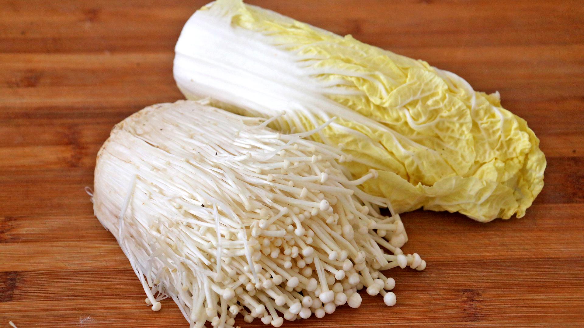 白菜和金针菇一起做,实在太香了,不炒也不炖,出锅比吃肉还下饭