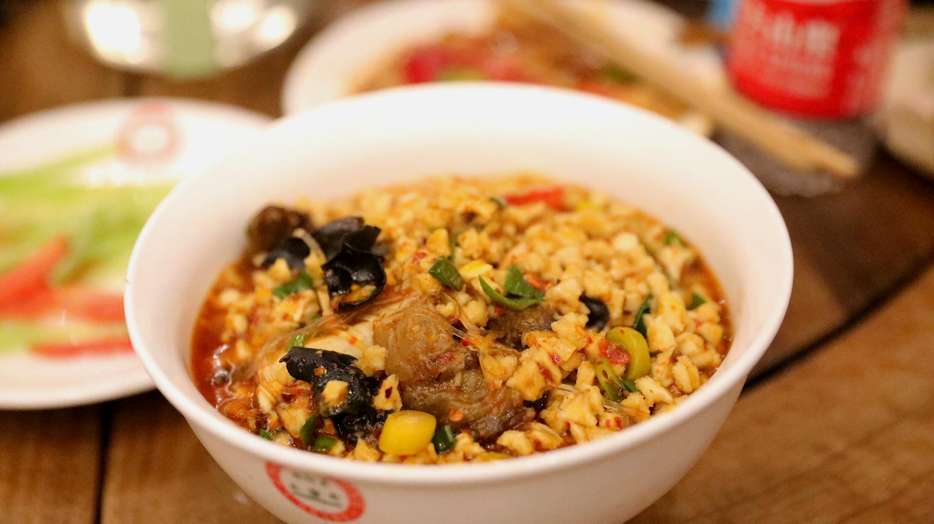 西安人都爱的小炒泡馍酸辣劲爆,23块全是牛肉疙瘩