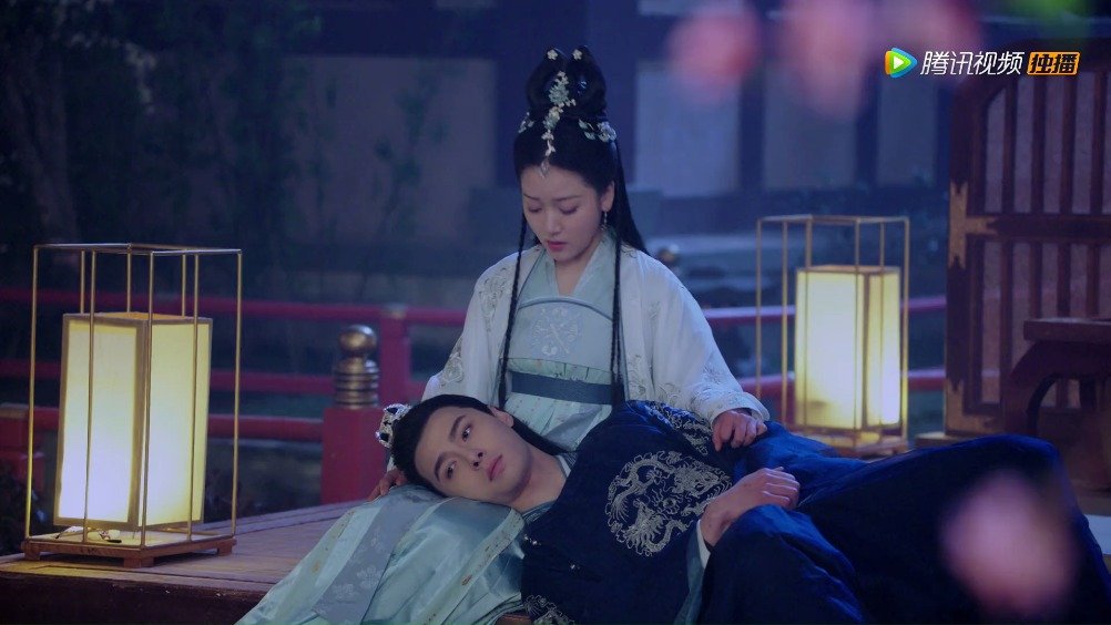 《明月照我心》吻戏新姿势!签约夫妇太虐汪