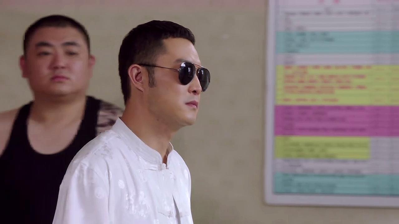 老实忠厚李大宝化身成黑社会大哥,竟吓得对方尿裤子,太霸气了