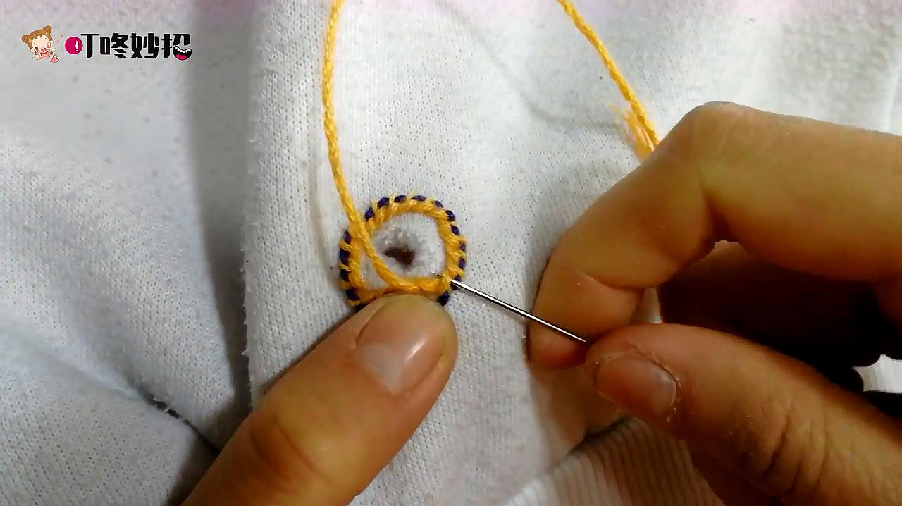 6破洞无痕缝补衣服针法:先画个圈反面入针,倒回针沿着圆形缝一圈,然后