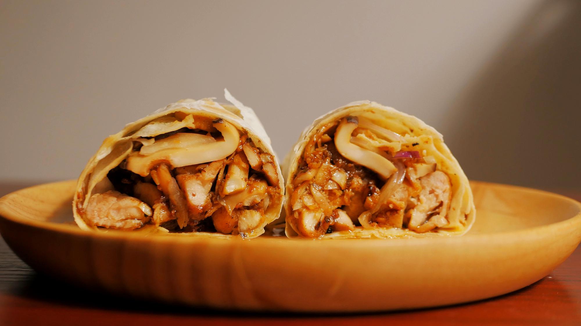 一口爆油的蒜香黄油鸡肉卷