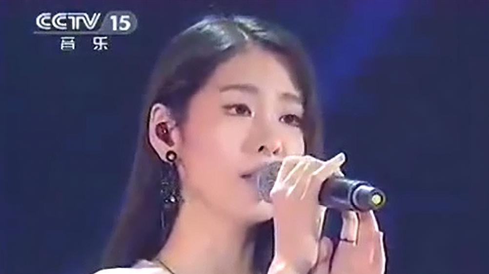星光璀璨演唱会:张碧晨演唱《年轮》,现场画面唯美,唱得真好听