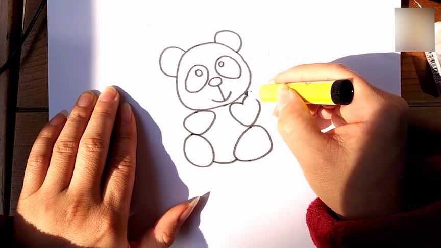 3可爱的大熊猫儿童简笔画:首先画出一个圆,这是熊猫的头部,之后画出