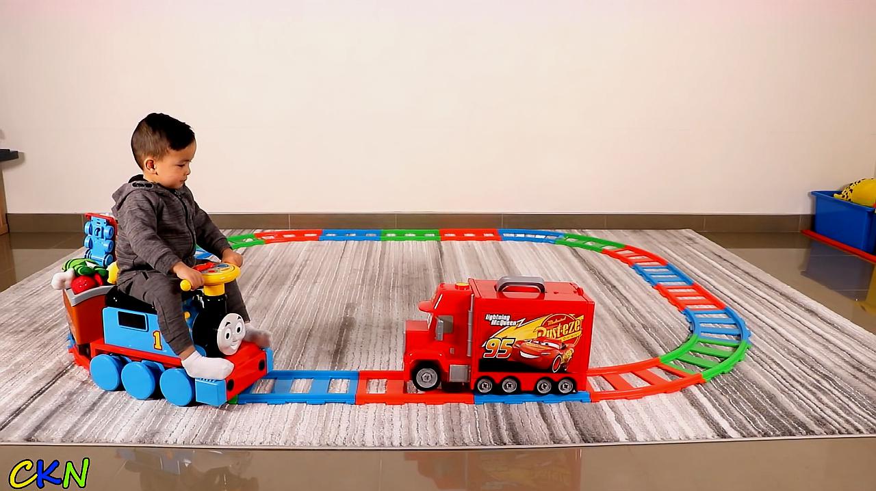 小朋友和弟弟玩超有趣的小火车托马斯和火车轨道玩具
