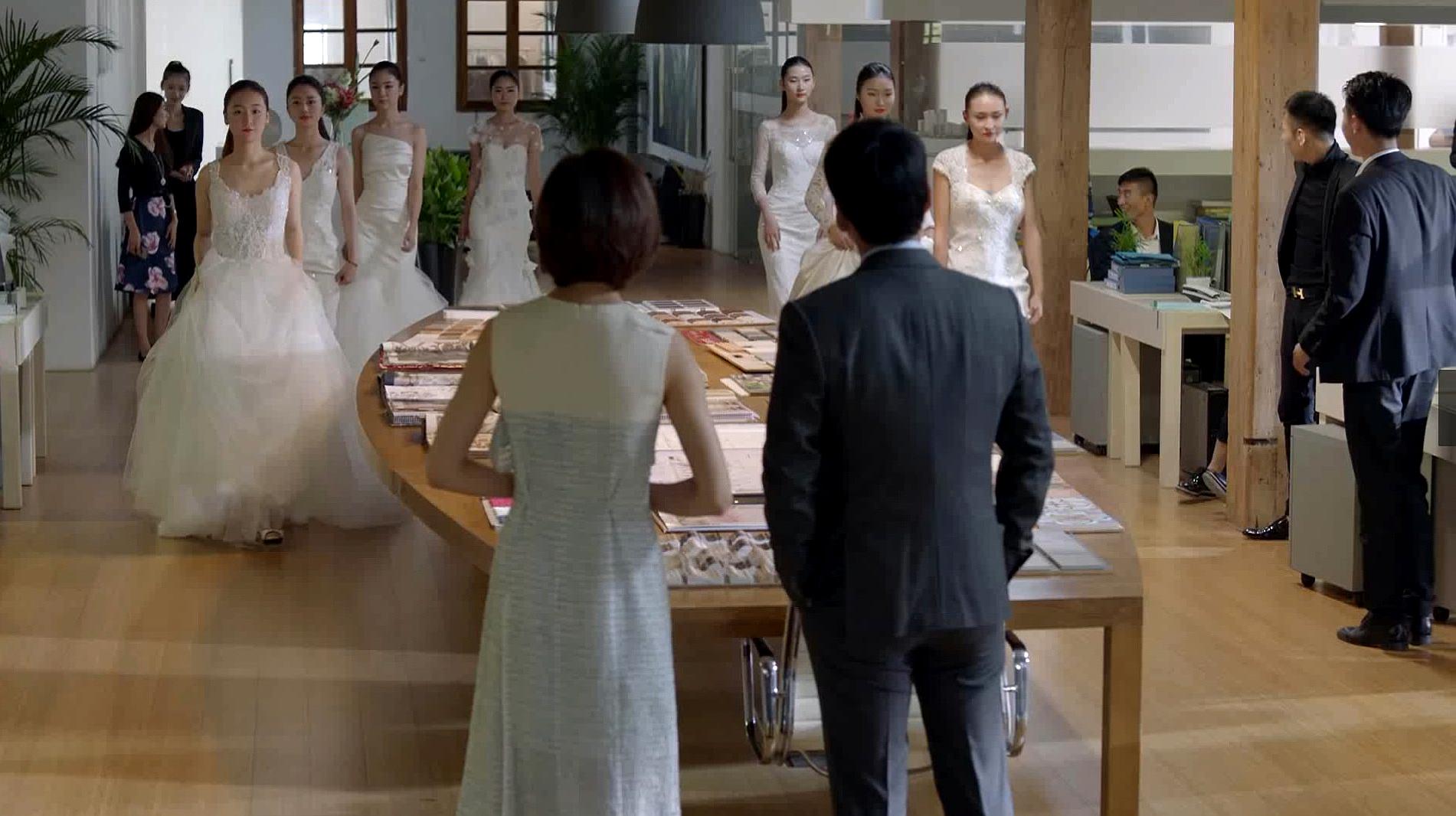 甘敬正在上班,浩坤突然把婚纱都搬到她公司去了,甘敬不知怎么办