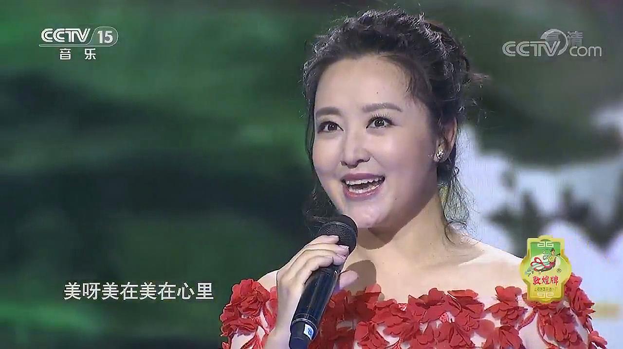 美女周旋演唱《江南谣》歌声甜美,令人陶醉