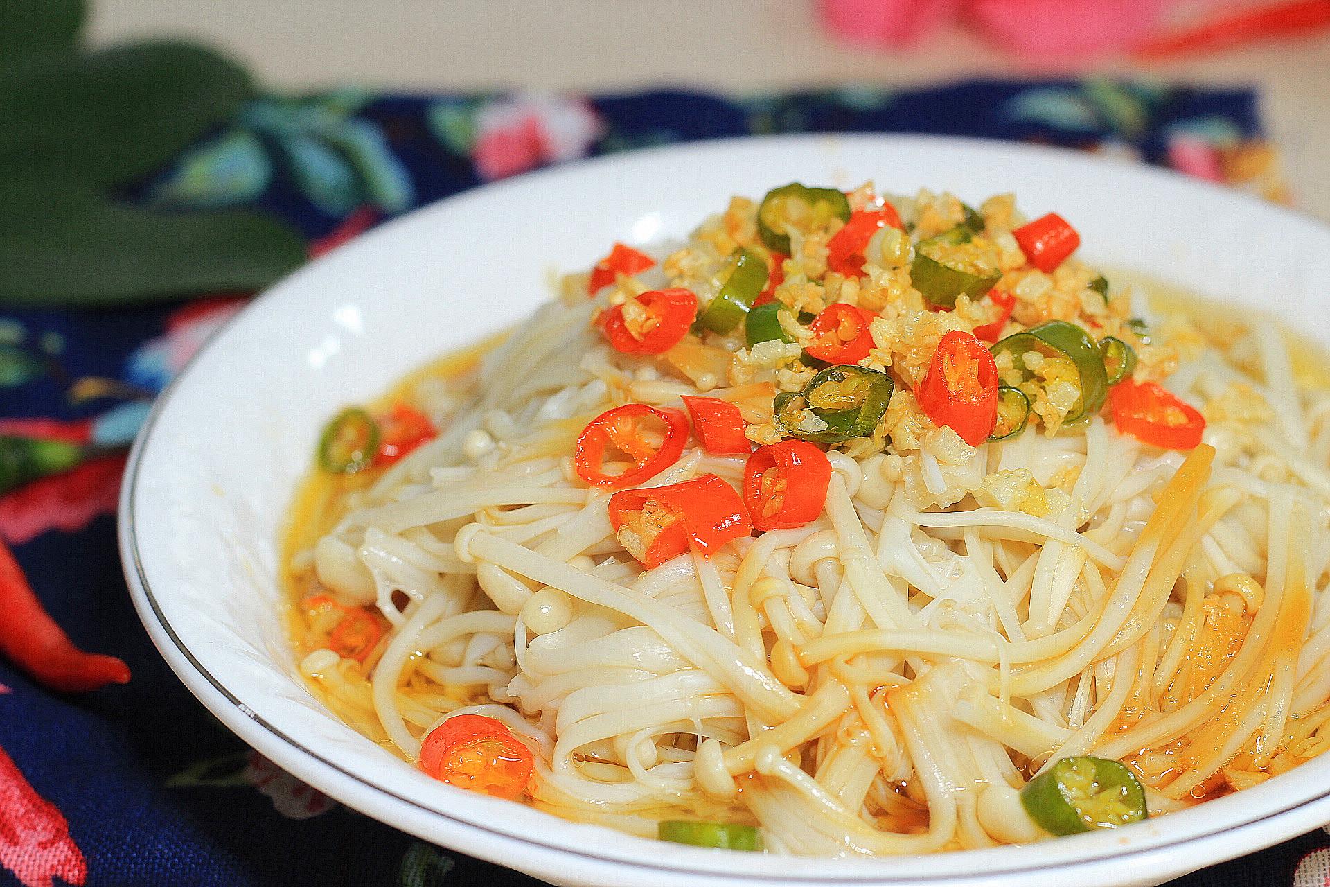 教你一道三分钟就能完成的炝拌金针菇,香辣爽滑不油腻