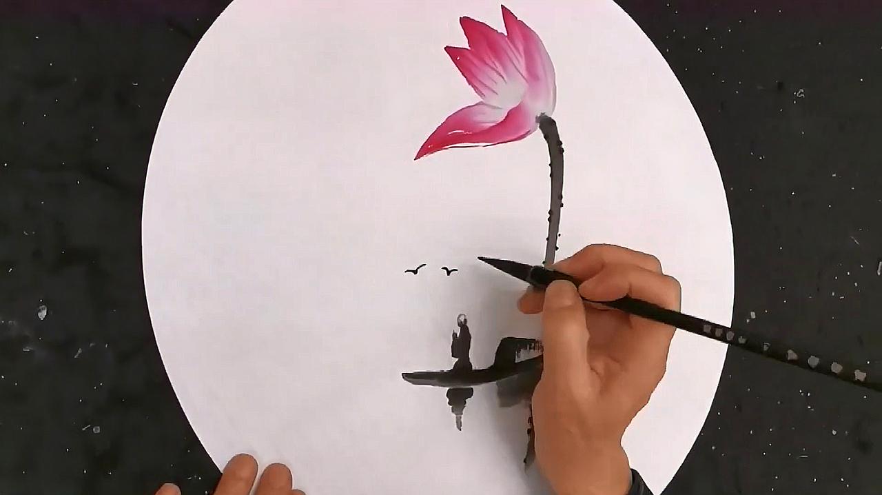 6中国传统文化国画之荷花图:从花瓣开始入笔,画花瓣的时候注意毛笔