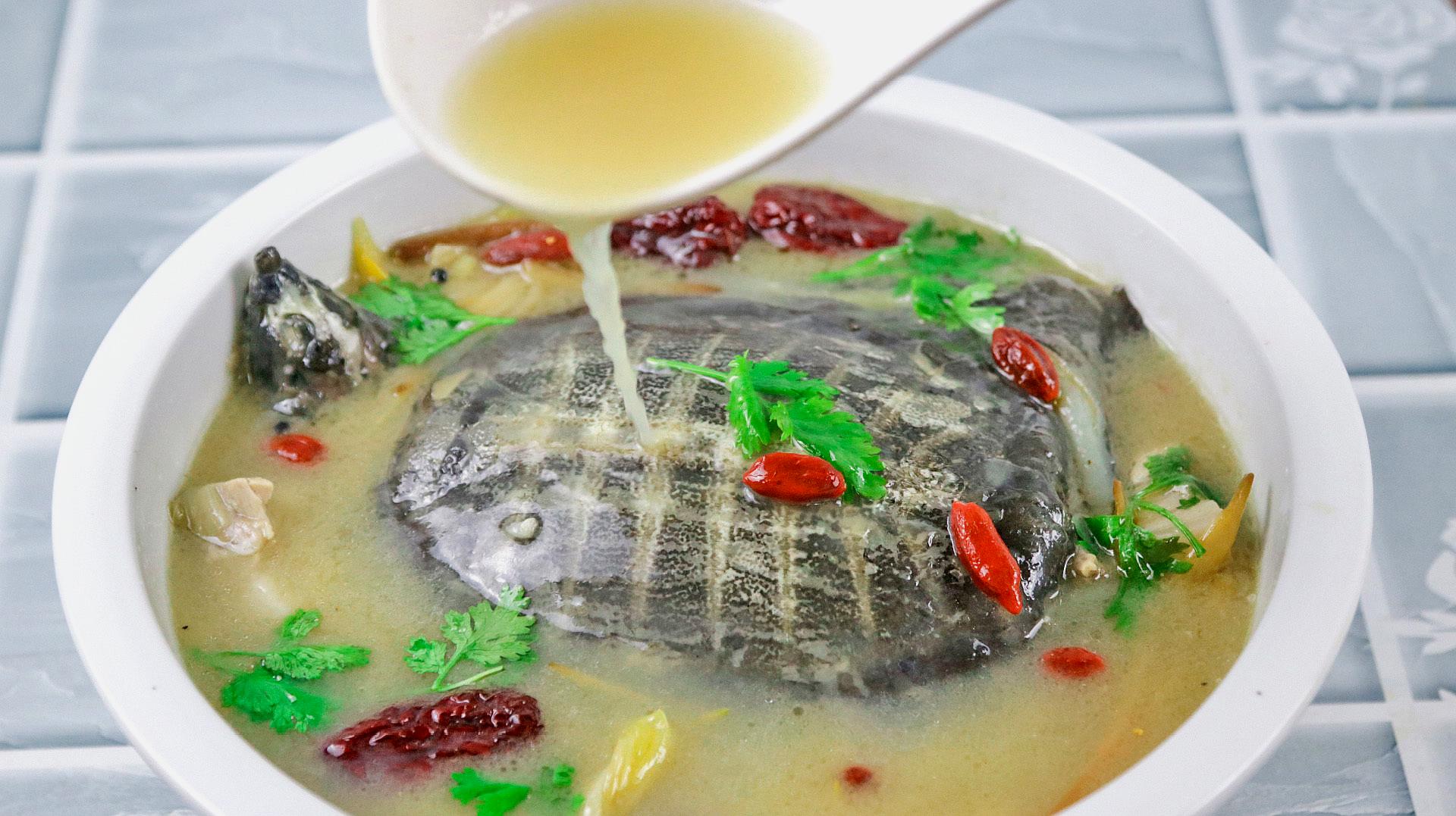 大厨分享清炖甲鱼的家常做法,学会这一招,甲鱼鲜嫩无腥特别入味