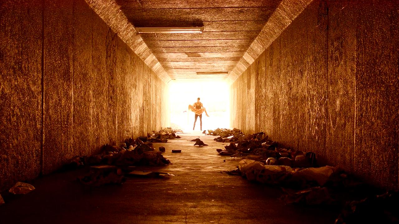 末日来临人类陷入绝望,只有这个男人,在做一件奇怪的"事"