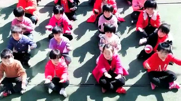 幼儿园小朋友集体表演《好妈妈》,看到这一幕,真的很暖心!