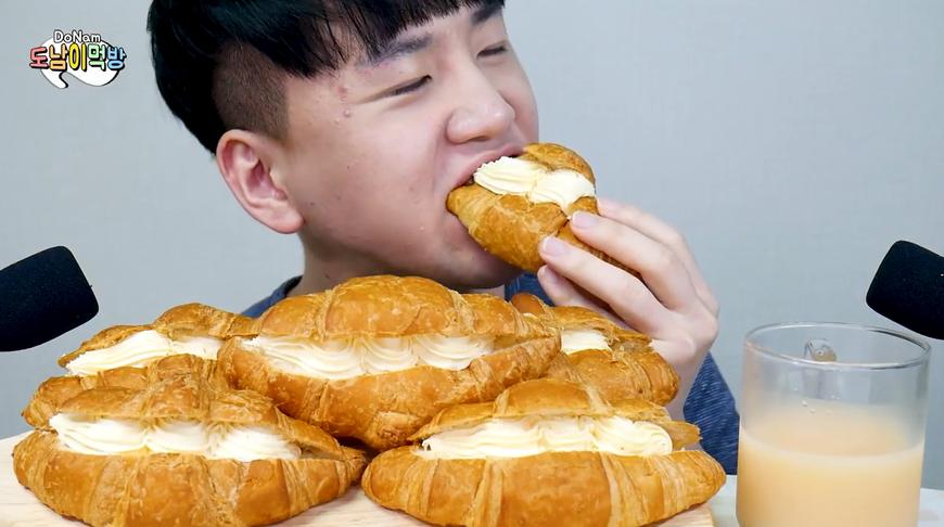 韩国吃货小哥,吃奶油羊角面包,大口大口的吃,看着太馋人了