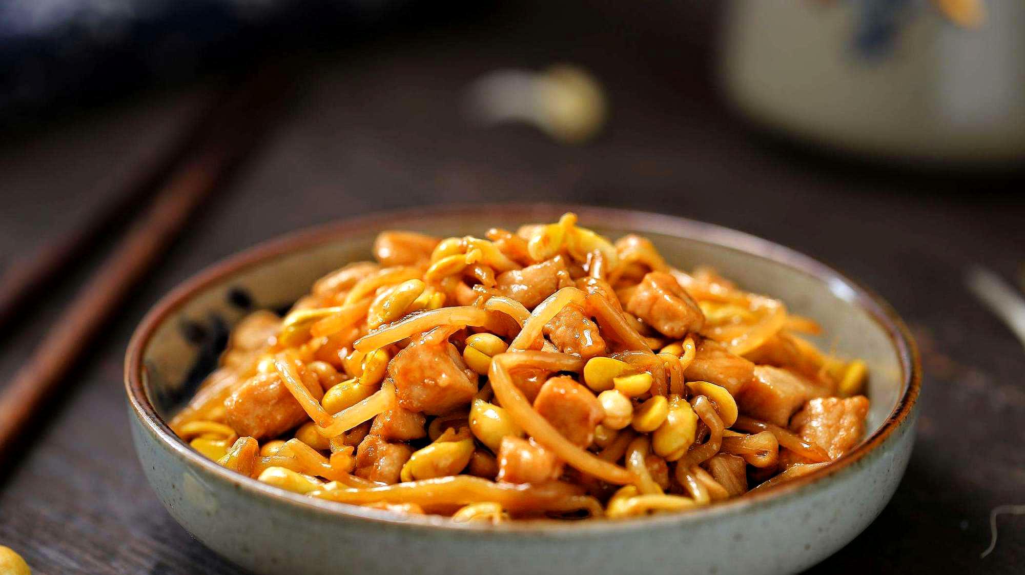 家常菜黄豆芽炒肉,做法简单营养丰富,越嚼越香好吃到停不下来