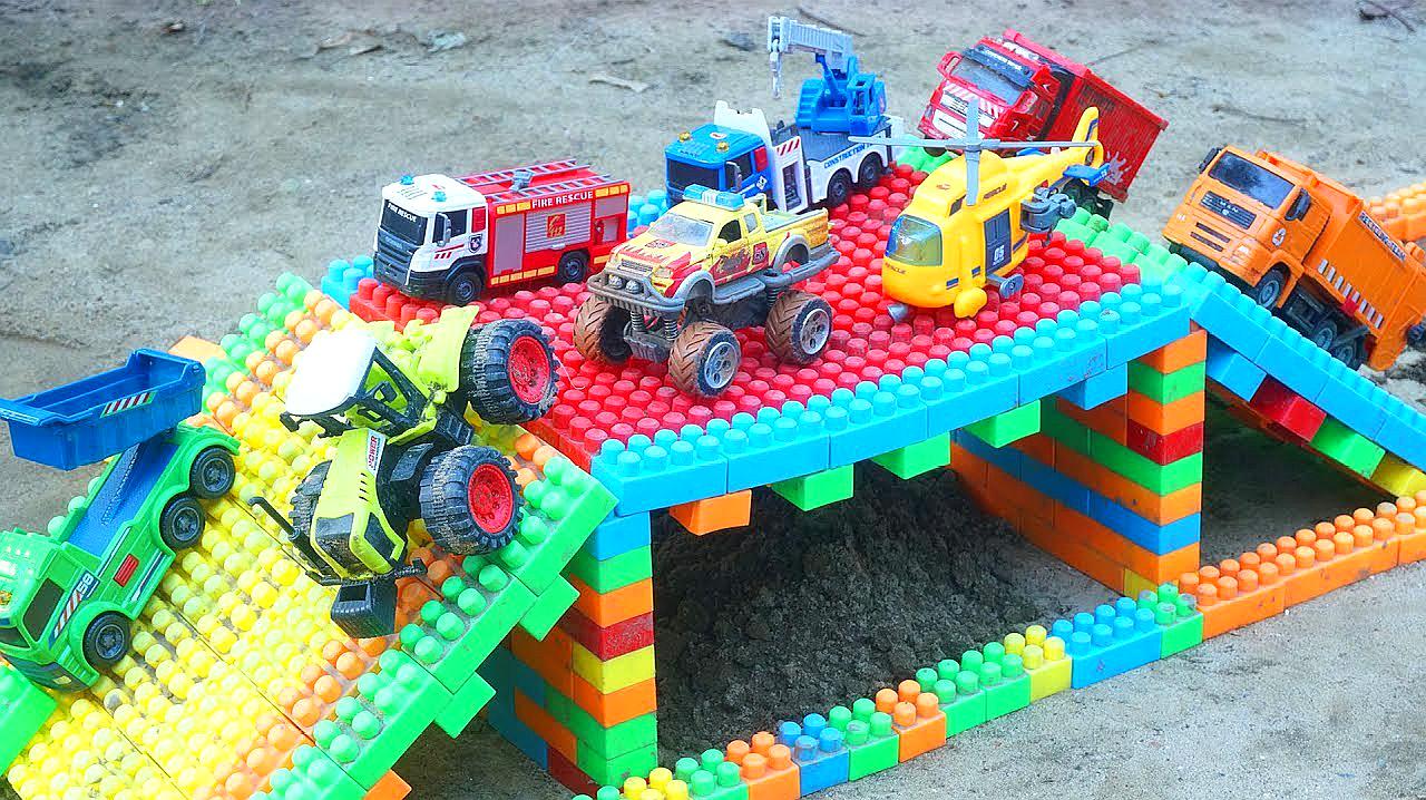工程车用彩色积木建造桥梁,儿童工程车故事