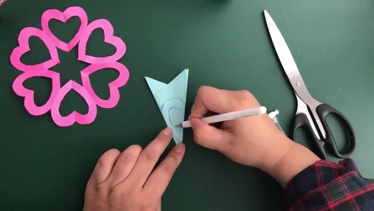 5雪花手工剪纸:将正方形纸对角折叠两次,然后将两边向中间对折并在