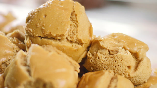 口感蓬松绵密的传统糕点:贵阳特色碗耳糕出锅