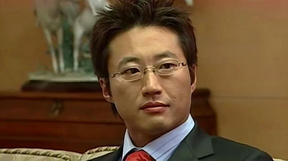 巴黎恋人:启柱看着苔玲白衬衫的扣子和摔碎的花瓶,没有想法吗?